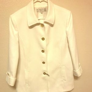 Tahari winter white coat with 3/4 sleeves size 14